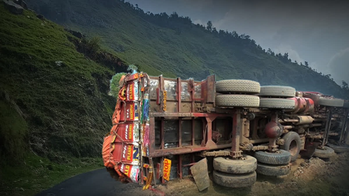 कंस्ट्रक्शन मटेरियल से भरा ट्रक झील में गिरा, चालक की मौत 