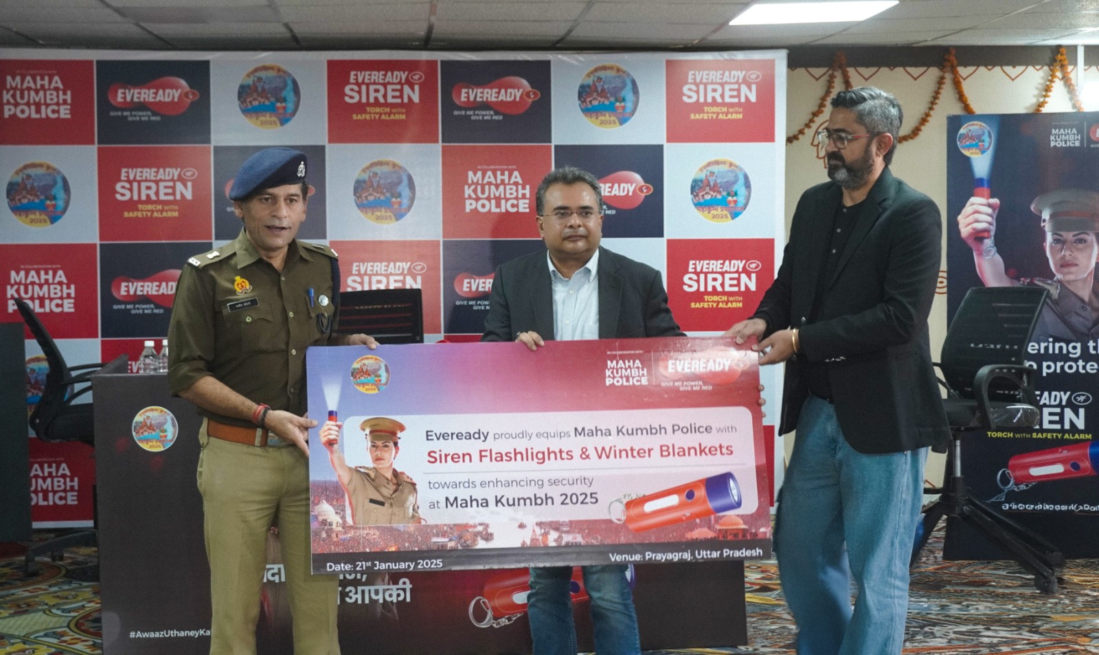महाकुंभ पुलिस ने ऑन-ग्राउंड कर्मियों को एवरैडी सायरन टॉर्च से बनाया सशक्त