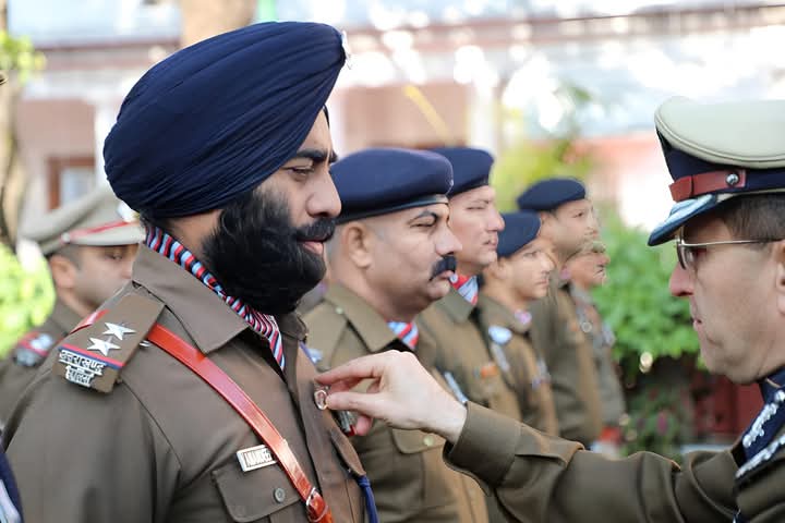 जनपद चमोली में नियुक्त उपनिरीक्षक अमनदीप सिंह को मिला पुलिस महानिदेशक का प्रशस्ति डिस्क ‘सिल्वर’ पदक