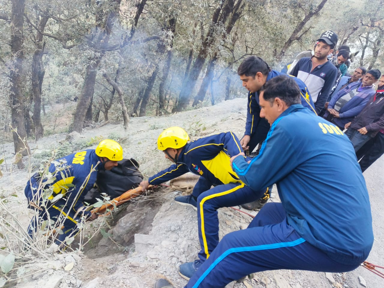टिहरी- कुमाल्डा क्षेत्रांतर्गत आनंद चौक के पास कार हुई दुर्घटनाग्रस्त, एसडीआरएफ ने चलाया रेस्क्यू ऑपरेशन