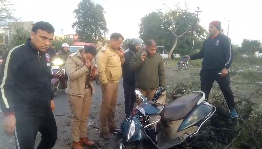 पेड़ की चपेट में आई स्कूटी सवार बहनें, एक बहन की मौत तो दूसरी की हालत गंभीर