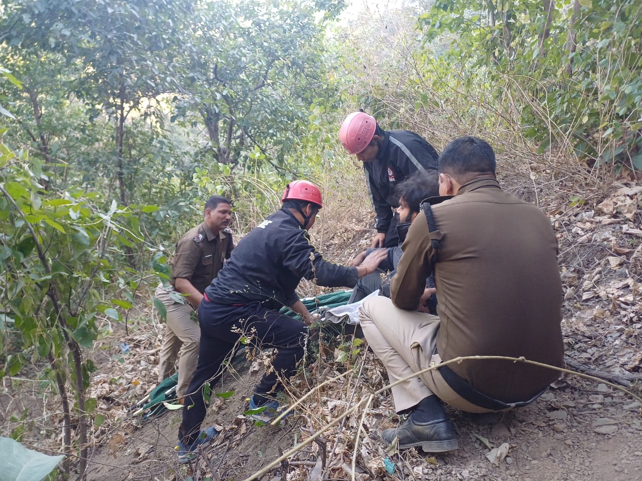 नीलकंठ जा रहे पर्यटकों की कार खाई में गिरी 
