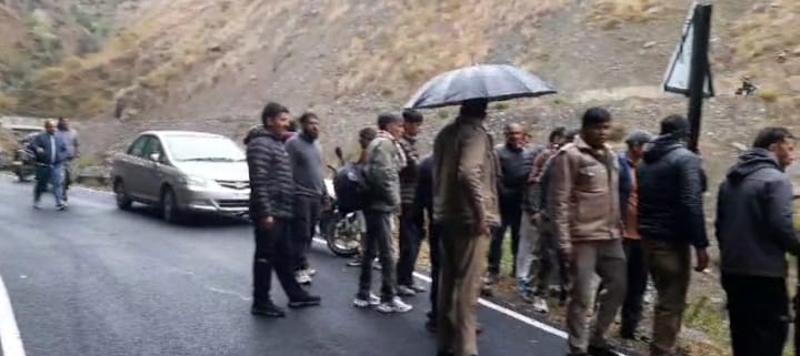 खाई में गिरी कार, चालक गंभीर रूप से घायल