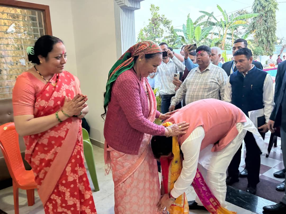 सीएम ने खटीमा स्थित आवास में स्थानीय लोगों के साथ मनाई होली सीएम ने खटीमा स्थित आवास में स्थानीय लोगों के साथ मनाई होली