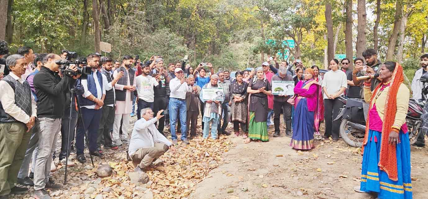पेड़ काटे जाने के विरोध में तेज हुआ आंदोलन
