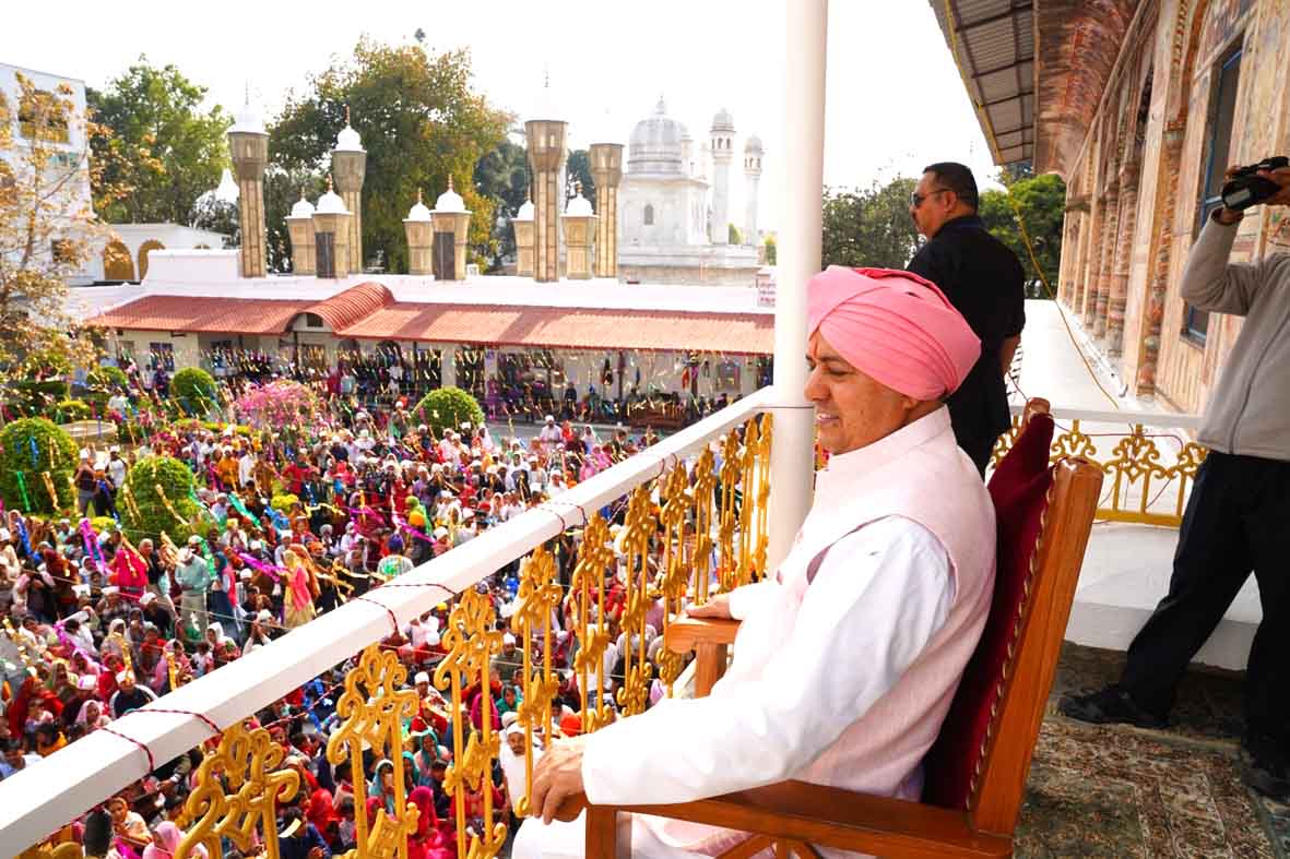 90 फीट ऊंचे नए ध्वजदण्ड को कंधों पर उठाकर दरबार साहिब पहुंची संगतें