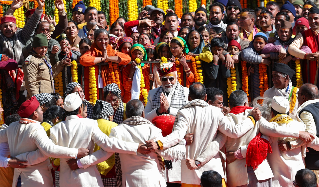 राज्य सरकार के प्रयासों को प्रधानमंत्री ने बार-बार सराहा, हाथ मिलाकर, पीठ थपथपाकर सीएम को शाबाशी