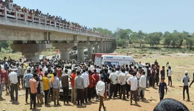 मध्यप्रदेश : पुल से नीचे नदी में गिरी जीप, आठ की मौत, छह अन्य गंभीर घायल मध्यप्रदेश : पुल से नीचे नदी में गिरी जीप, आठ की मौत, छह अन्य गंभीर घायल