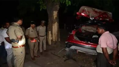 पेड़ से टकराई कार, 6 की मौत, दो अन्य घायल