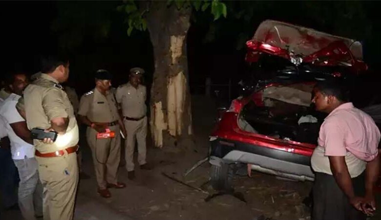 पेड़ से टकराई कार, 6 की मौत, दो अन्य घायल पेड़ से टकराई कार, 6 की मौत, दो अन्य घायल