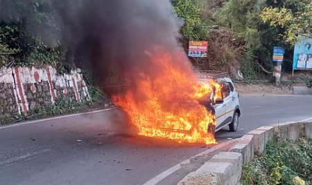 कैंपटी घूमकर लौट रहे पर्यटकों की कार में लगी आग, छह लोग थे सवार कैंपटी घूमकर लौट रहे पर्यटकों की कार में लगी आग, छह लोग थे सवार