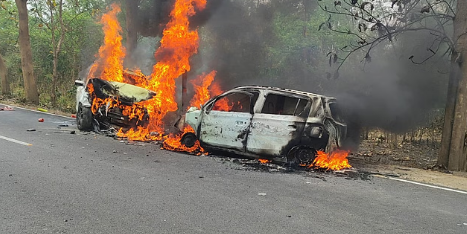 दो कारों की आपस में टक्कर के बाद लगी आग, एक व्यक्ति की मौत, पांच लोग घायल दो कारों की आपस में टक्कर के बाद लगी आग, एक व्यक्ति की मौत, पांच लोग घायल