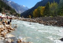 मलबा और पत्थर जमा होने से गंगोत्री में गंगा ने घाटों से किया किनारा