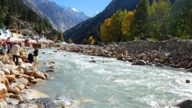 मलबा और पत्थर जमा होने से गंगोत्री में गंगा ने घाटों से किया किनारा