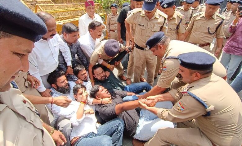 ईडी दफ्तर पर यूथ कांग्रेस का जोरदार प्रदर्शन ईडी दफ्तर पर यूथ कांग्रेस का जोरदार प्रदर्शन