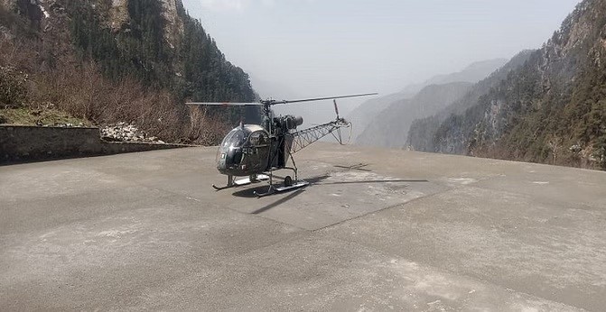 यमुनोत्री धाम में बाढ़ सुरक्षा कार्य के लिए मशीनें एयरलिफ्ट करने की तैयारी यमुनोत्री धाम में बाढ़ सुरक्षा कार्य के लिए मशीनें एयरलिफ्ट करने की तैयारी