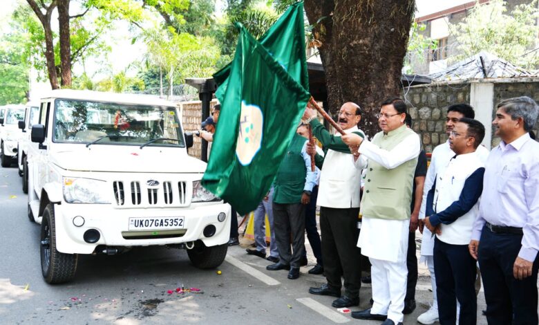 सीएम ने 23 बोलेरो कैम्पर वाहनों को हरी झंडी दिखाकर किया रवाना सीएम ने 23 बोलेरो कैम्पर वाहनों को हरी झंडी दिखाकर किया रवाना