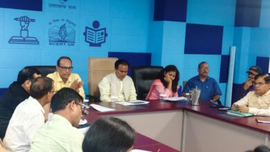 अधिकारियों को दिये गैरहाजिर शिक्षकों की बर्खास्तगी के निर्देश