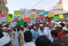 आतंकी हमले के खिलाफ काली पट्टी बांधकर अदा की गई जुमे की नमाज