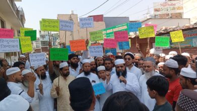 आतंकी हमले के खिलाफ काली पट्टी बांधकर अदा की गई जुमे की नमाज