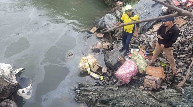 उत्तराखंड में यूटिलिटी यमुना नदी में समाई, तीन लोगों की मौके पर मौत उत्तराखंड में यूटिलिटी यमुना नदी में समाई, तीन लोगों की मौके पर मौत