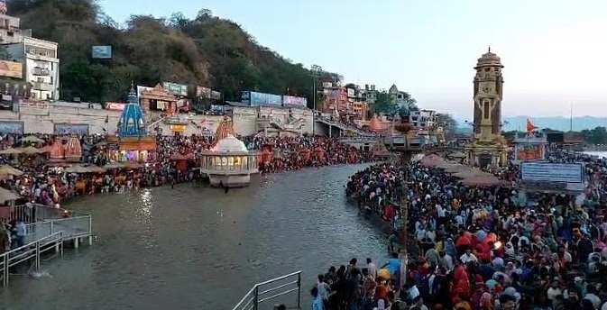 बैसाखी पर्व पर श्रद्धालुओं ने गंगा में लगाई अस्था की डुबकी बैसाखी पर्व पर श्रद्धालुओं ने गंगा में लगाई अस्था की डुबकी