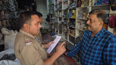 पहलगाम हमले के बाद पुलिस सक्रिय, सेना जैसी वर्दी बेचने वाले दुकानों पर छापेमारी  