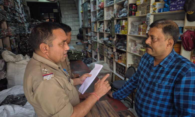 पहलगाम हमले के बाद पुलिस सक्रिय, सेना जैसी वर्दी बेचने वाले दुकानों पर छापेमारी पहलगाम हमले के बाद पुलिस सक्रिय, सेना जैसी वर्दी बेचने वाले दुकानों पर छापेमारी