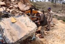 रोड कटिंग के दौरान भूस्खलऩ, मलबे में दबकर जेसीबी चालक की मौत