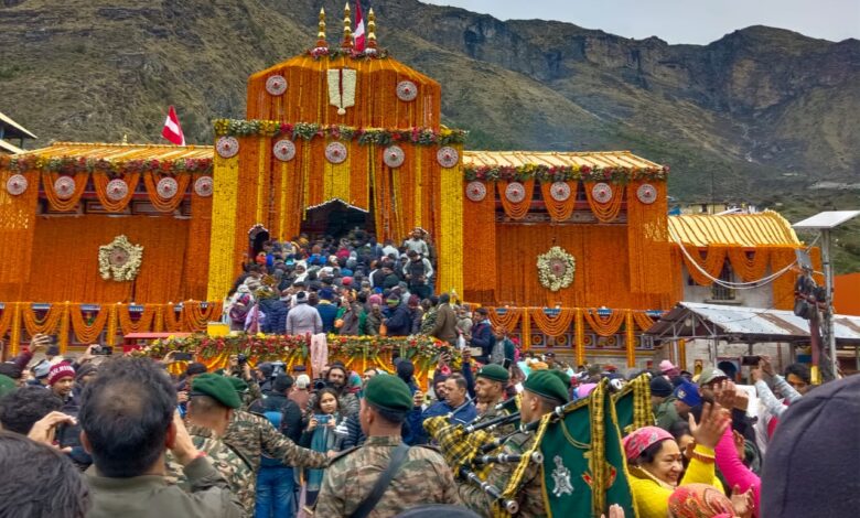 15 हजार श्रद्धालुओं की मौजूदगी में खुले बदरीनाथ धाम के कपाट 15 हजार श्रद्धालुओं की मौजूदगी में खुले बदरीनाथ धाम के कपाट