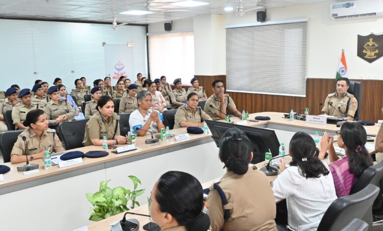 सब इंस्पेक्टर से आई.जी. तक महिला पुलिस कार्मिकों के साथ डीजीपी का सीधा संवाद सब इंस्पेक्टर से आई.जी. तक महिला पुलिस कार्मिकों के साथ डीजीपी का सीधा संवाद