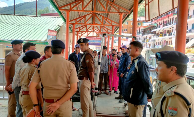 एडीजी ने केदारनाथ धाम व यात्रा मार्ग का स्थलीय निरीक्षण किया एडीजी ने केदारनाथ धाम व यात्रा मार्ग का स्थलीय निरीक्षण किया