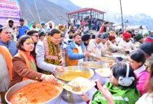 केदारनाथ में मुख्य सेवक भंडारा में मुख्यमंत्री ने श्रद्धालुओं को वितरित किया प्रसाद