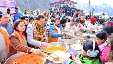 केदारनाथ में मुख्य सेवक भंडारा में मुख्यमंत्री ने श्रद्धालुओं को वितरित किया प्रसाद