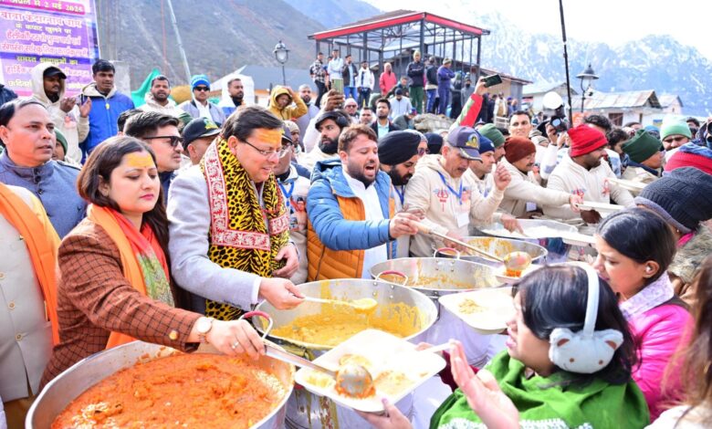 केदारनाथ में मुख्य सेवक भंडारा में मुख्यमंत्री ने श्रद्धालुओं को वितरित किया प्रसाद केदारनाथ में मुख्य सेवक भंडारा में मुख्यमंत्री ने श्रद्धालुओं को वितरित किया प्रसाद