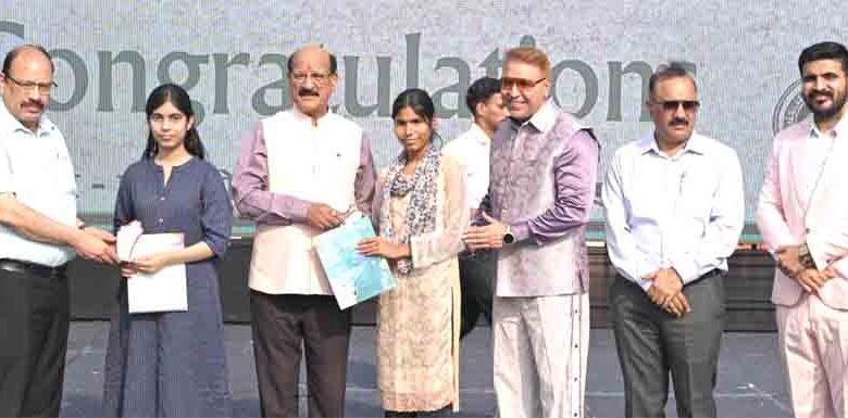 125 छात्रों को स्वामी विवेकानंद मेधावी छात्र पुरस्कार से किया गया सम्मानित 125 छात्रों को स्वामी विवेकानंद मेधावी छात्र पुरस्कार से किया गया सम्मानित