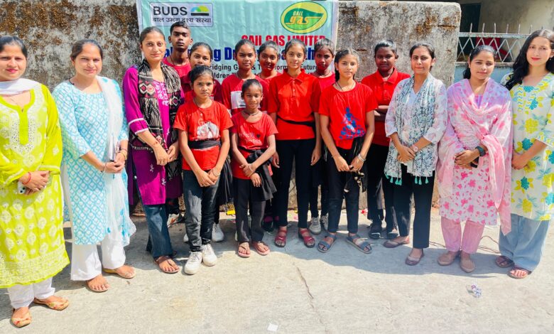 शिक्षा जरूरी है और घरेलू हिंसा नहीं शिक्षा जरूरी है और घरेलू हिंसा नहीं