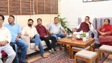 कैबिनेट मंत्री जोशी ने पीएम मोदी का ‘मन की बात’ के 122वें संस्करण को सुना