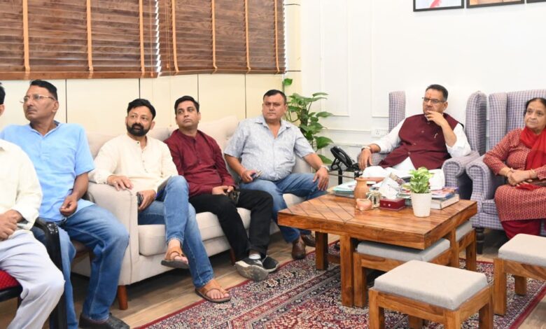 कैबिनेट मंत्री जोशी ने पीएम मोदी का ‘मन की बात’ के 122वें संस्करण को सुना