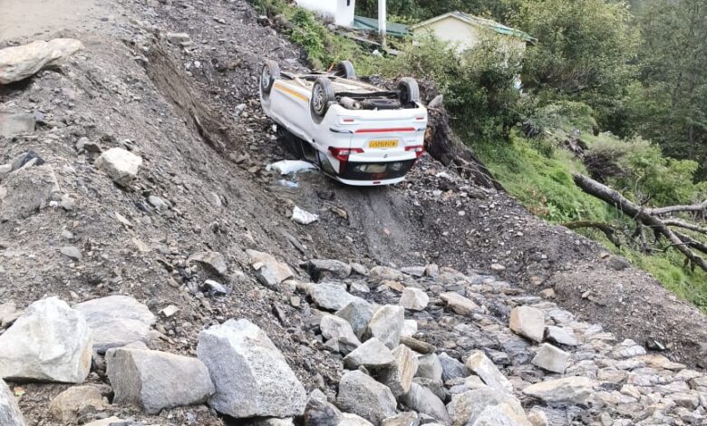 एनएच विभाग को बड़े हादसे का इंतजार, राजमार्ग पर पलट रहे वाहन एनएच विभाग को बड़े हादसे का इंतजार, राजमार्ग पर पलट रहे वाहन