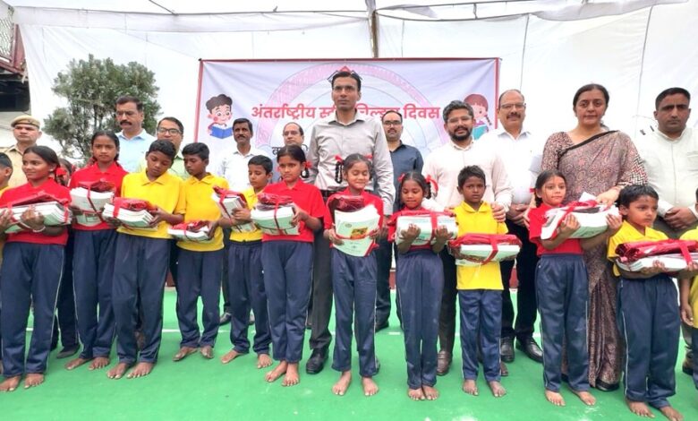 जिला प्रशासन का माइक्रोप्लान होता दिख रहा कामयाब, बच्चे ले रहे शिक्षा में रूचि जिला प्रशासन का माइक्रोप्लान होता दिख रहा कामयाब, बच्चे ले रहे शिक्षा में रूचि