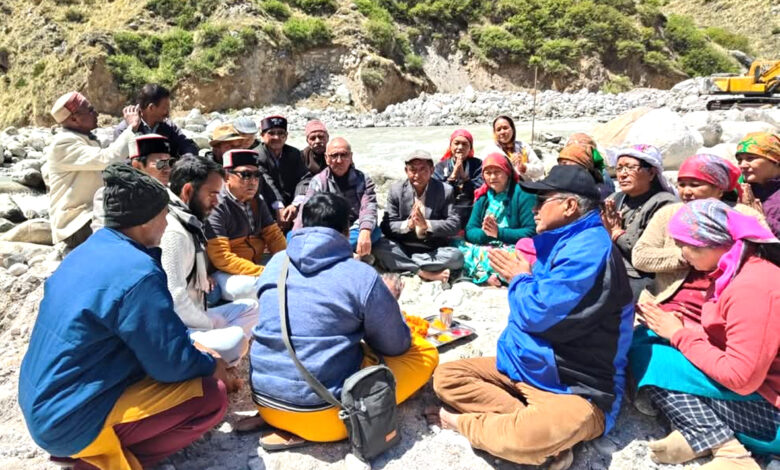 माणा गांव में शुरू हुआ पुष्कर कुंभ, दक्षिण भारत के श्रद्धालुओं ने लगाई आस्था की डुबकी माणा गांव में शुरू हुआ पुष्कर कुंभ, दक्षिण भारत के श्रद्धालुओं ने लगाई आस्था की डुबकी