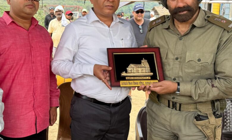 सनी देओल से मिले उत्तराखंड फिल्म विकास परिषद के सीईओ बंशीधर तिवारी, बॉर्डर 2 के सेट पर हुई सकारात्मक चर्चा सनी देओल से मिले उत्तराखंड फिल्म विकास परिषद के सीईओ बंशीधर तिवारी, बॉर्डर 2 के सेट पर हुई सकारात्मक चर्चा