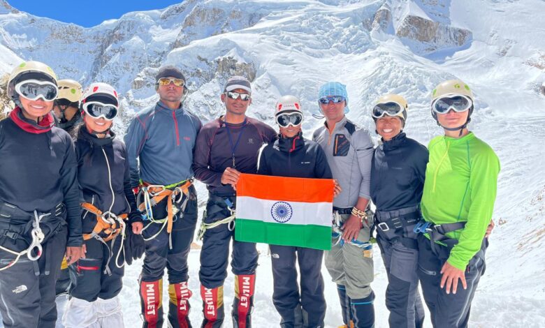 उत्तराखंड के तीन युवाओं ने माउंट एवरेस्ट की चोटी पर चढाई कर देश को किया प्रेरित उत्तराखंड के तीन युवाओं ने माउंट एवरेस्ट की चोटी पर चढाई कर देश को किया प्रेरित