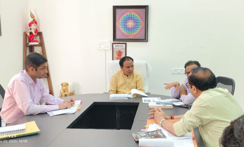 विभागीय मंत्री डॉ. रावत ने अधिकारियों को दिये निर्देश विभागीय मंत्री डॉ. रावत ने अधिकारियों को दिये निर्देश