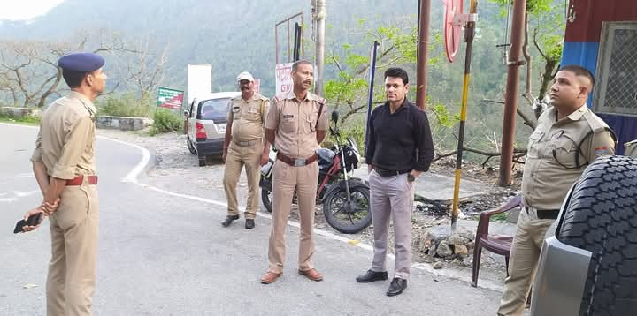 थानाध्यक्ष गोपेश्वर एवं अधिशासी अधिकारी ने किया कस्बा गोपेश्वर के पुलिस बूथों का निरीक्षण थानाध्यक्ष गोपेश्वर एवं अधिशासी अधिकारी ने किया कस्बा गोपेश्वर के पुलिस बूथों का निरीक्षण