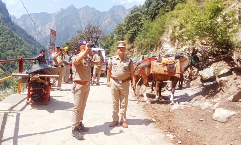 हेमकुंड साहिब यात्रा व्यवस्थाओं का पुलिस उपाधीक्षक चमोली ने लिया जायजा, गोविंदघाट और पुलना में परखीं व्यवस्थाएं हेमकुंड साहिब यात्रा व्यवस्थाओं का पुलिस उपाधीक्षक चमोली ने लिया जायजा, गोविंदघाट और पुलना में परखीं व्यवस्थाएं