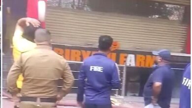 लेडीज कपडे के शोरूम में लगी भीषण आग, लाखों का नुकसान