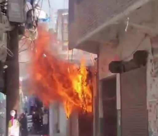 कपडे़ की दुकान में लगी भीषण आग, सारा सामान जलकर राख कपडे़ की दुकान में लगी भीषण आग, सारा सामान जलकर राख