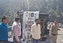 बस अनियंत्रित होकर सड़क पर पलटी, 27 यात्री घायल, बस चालक फरार